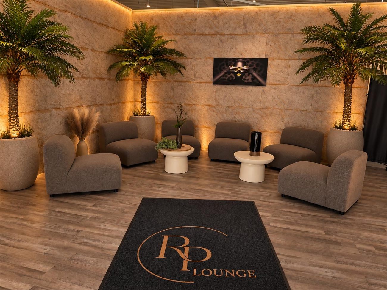 Loungebereich der Reformer Pilates Lounge mit Sesseln, Palmen und RP-Teppich