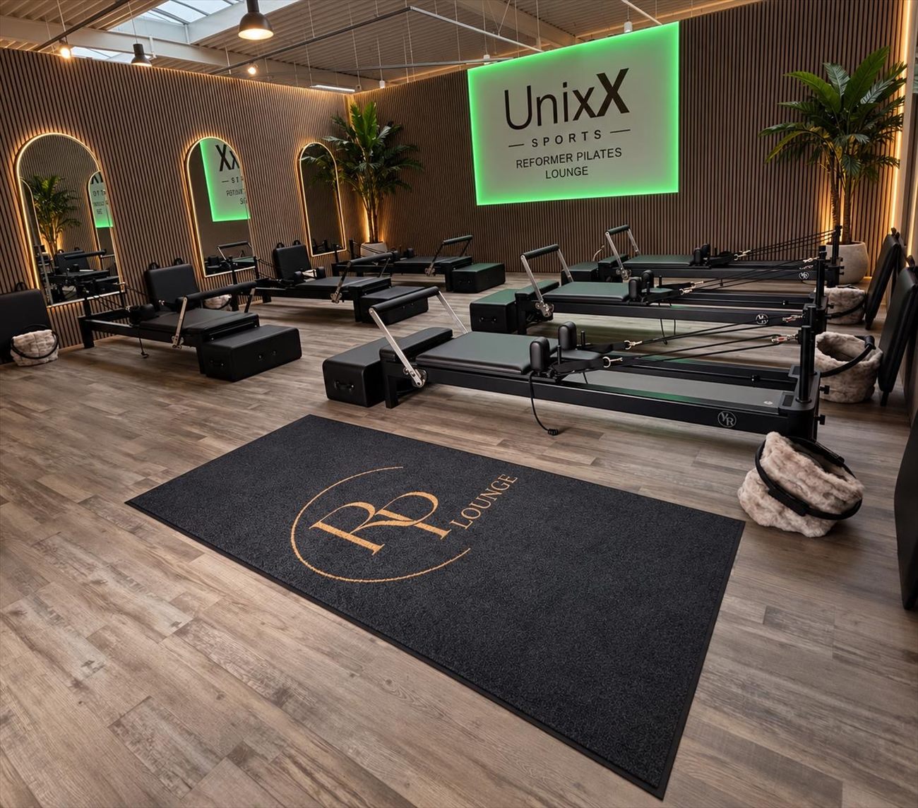 Kursraum der Lounge mit Reformern und beleuchtetem UnixX-Sports-Schild